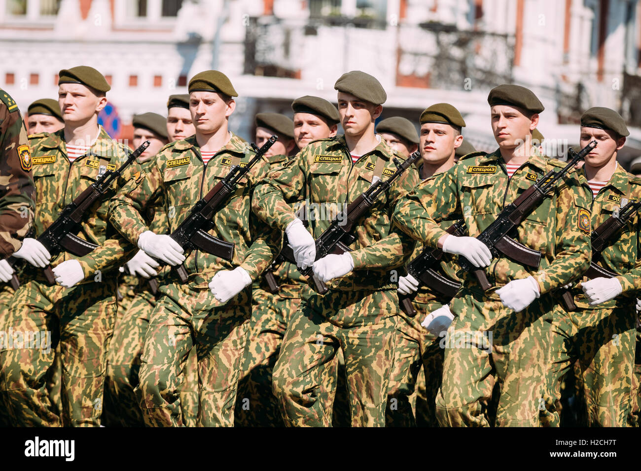 Gomel Belarus Homiel, la célébration du 9 mai, le jour de la victoire. Des hommes armés des Forces armées ou marcher en formation Gala Spetsnaz Banque D'Images