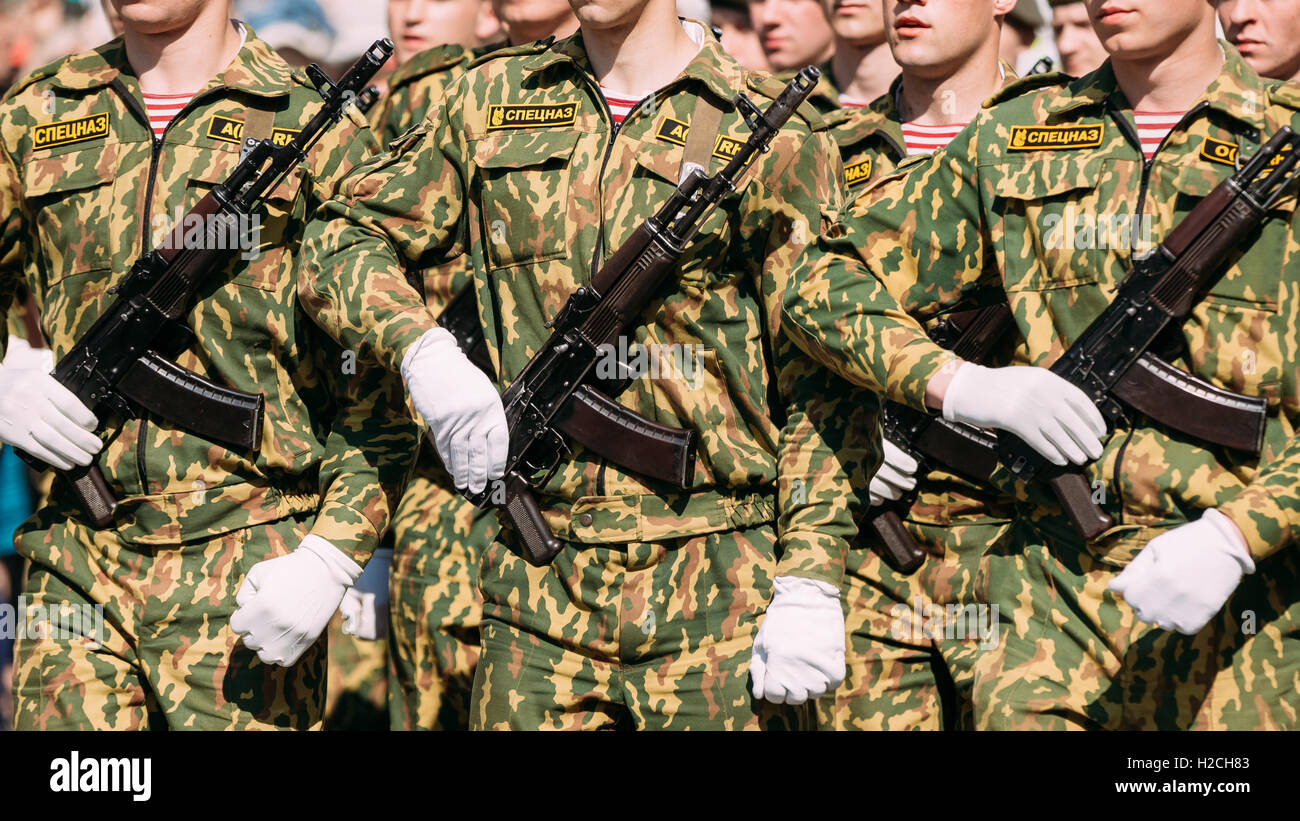 Le jour de la victoire 9 Mai Fête de Gomel, Bélarus Homiel. Forces Spéciales,  Spetsnaz ou Fermer Voir les hommes de mains en gants blancs Photo Stock -  Alamy