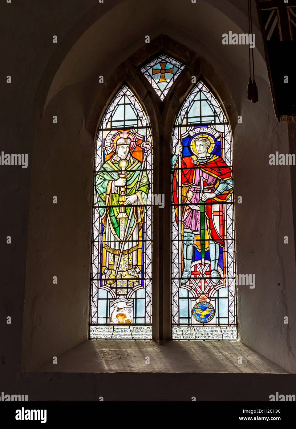 Vitrail dédié aux morts des deux guerres mondiales à St Peter's Pwllheli, un 14e siècle église de chaume dans le Suffolk Banque D'Images