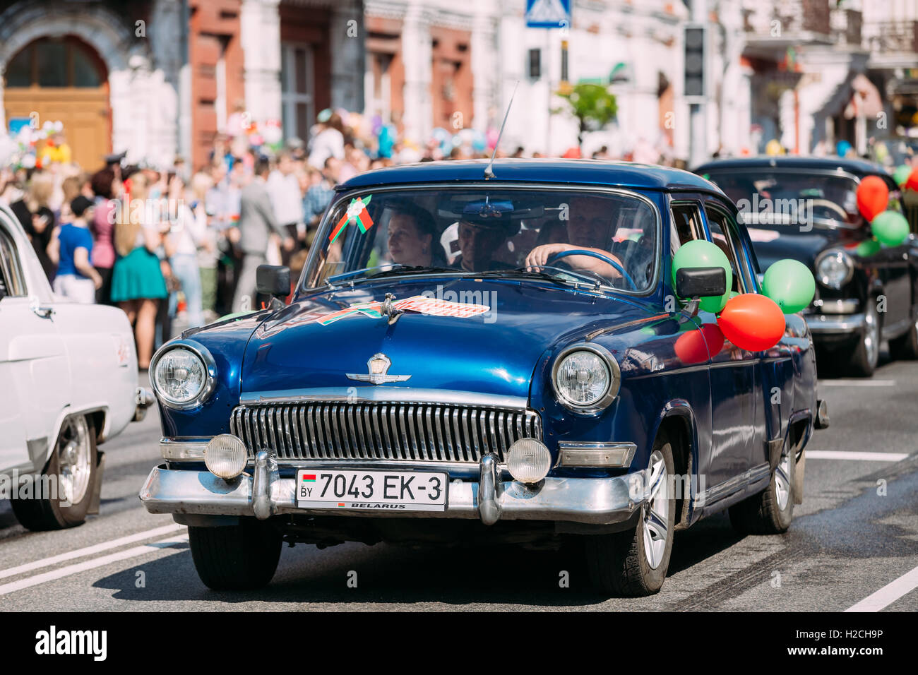 Gomel Belarus Homiel, la célébration du 9 mai, le jour de la victoire. Bleu décoration rareté automobile GAZ rétro avec des personnes se déplaçant sur le Stree de fête Banque D'Images