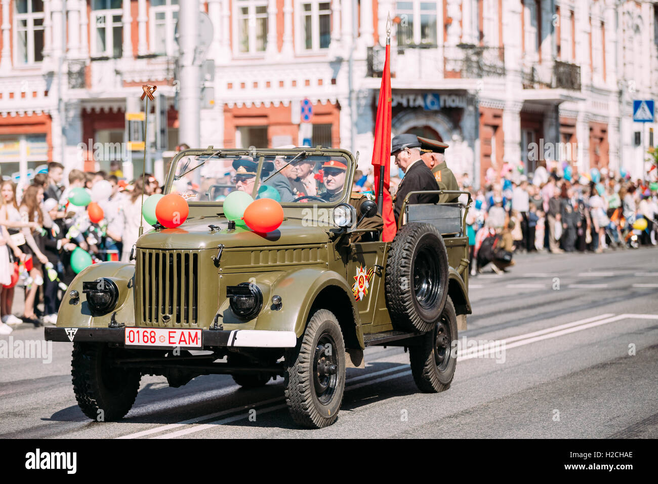 Le jour de la victoire 9 Mai Fête de Gomel, Bélarus Homiel. Couleur kaki décorée avec des anciens combattants de automobile UAZ WW2 à bord, déménagement sur Fest Banque D'Images