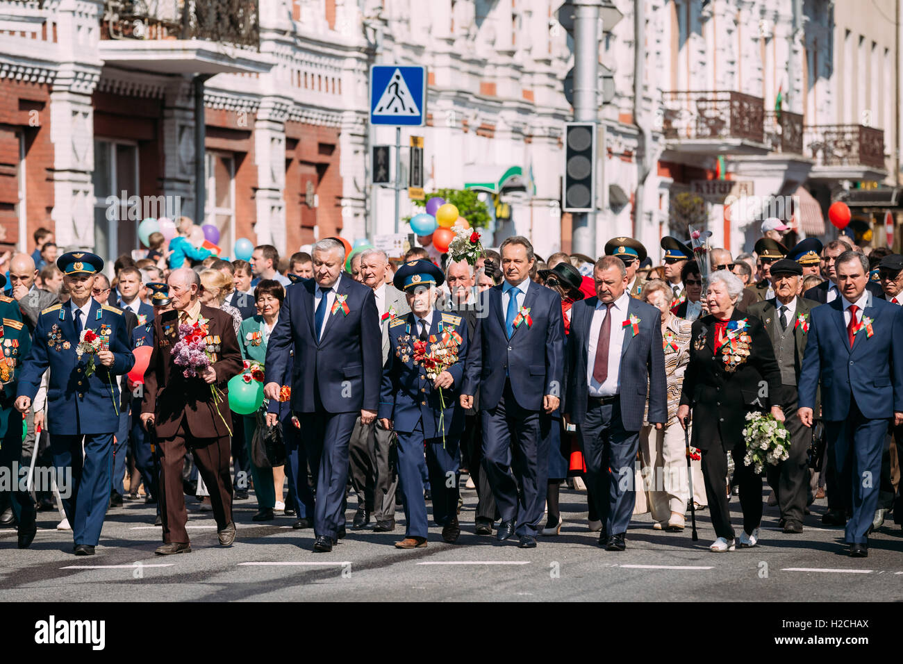 Le jour de la victoire 9 Mai Fête de Gomel, Bélarus Homiel. Vladimir Dvornik, le président de région de Gomel, Comité exécutif Marchin Banque D'Images