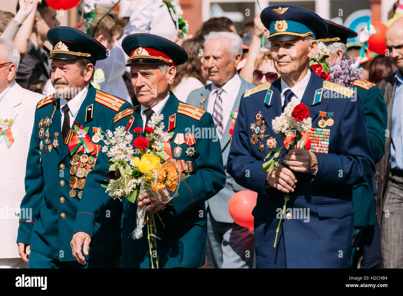 Gomel Belarus Homiel, Fête de la Victoire, 9 mai Célébration. Les hommes âgés, Anciens Combattants DE LA SECONDE GUERRE MONDIALE marchant à la tête de Parade Banque D'Images