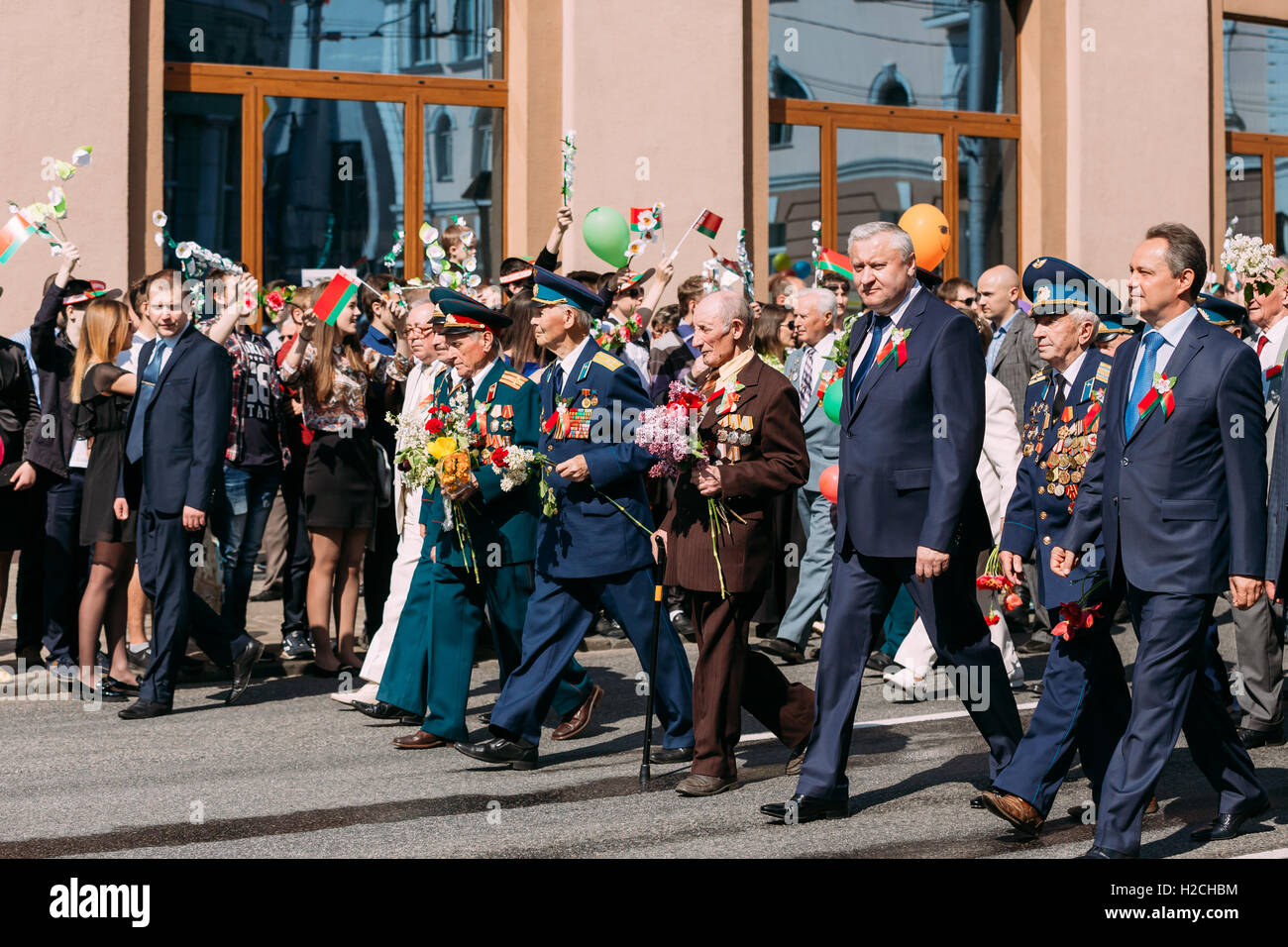 Le jour de la victoire 9 Mai Fête de Gomel, Bélarus Homiel. Vladimir Dvornik, le président de région de Gomel, Comité exécutif Marchin Banque D'Images