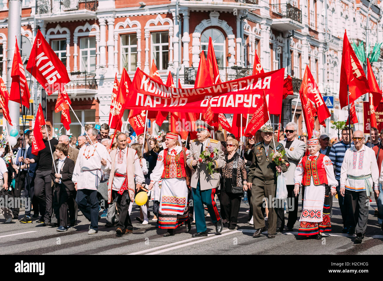 Gomel Homiel Fête de la victoire 9 Mai Fête. Les membres du parti communiste de Biélorussie en formation Gala défilé au processus de cérémonie Banque D'Images