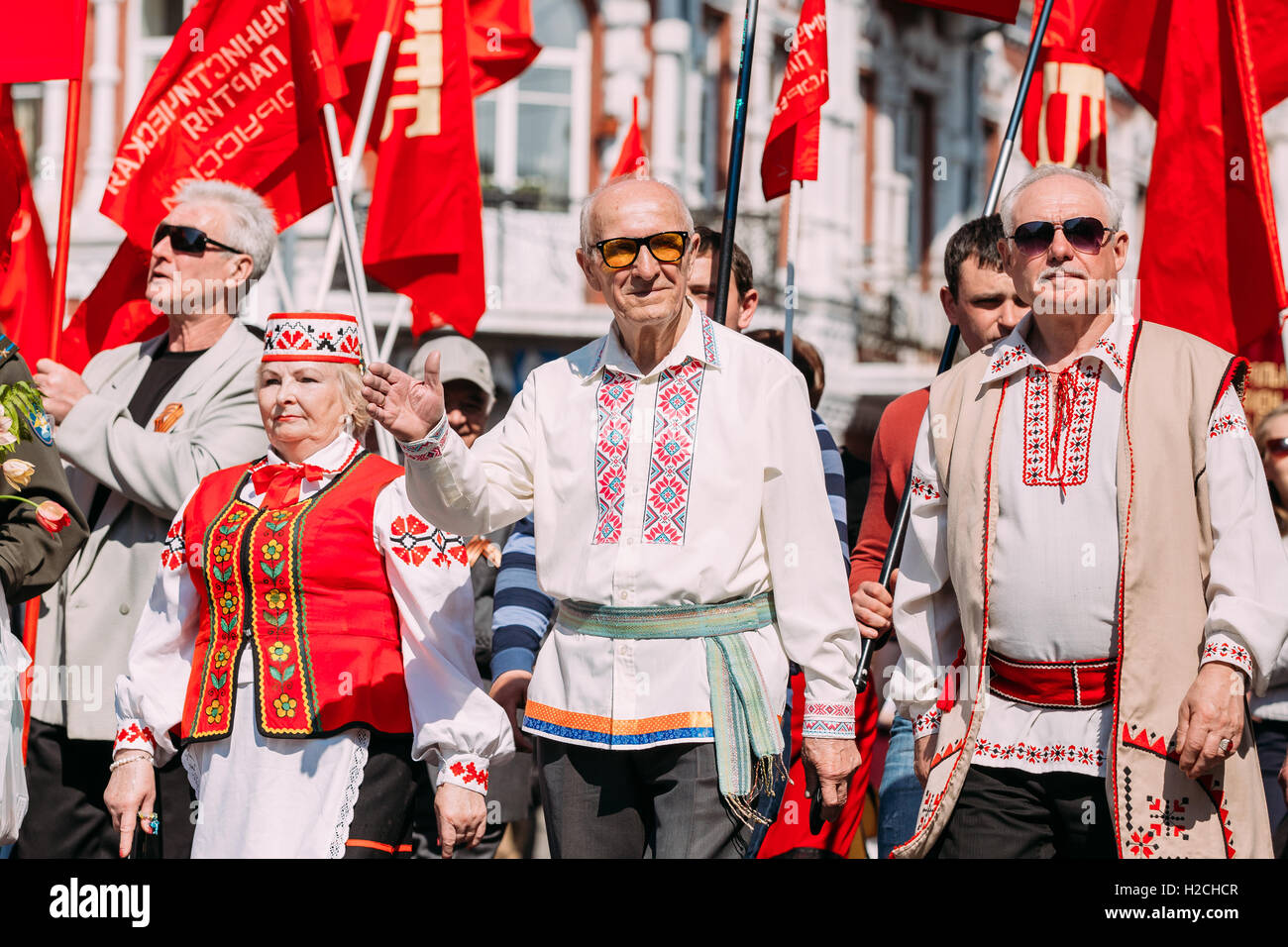Gomel Homiel, Fête de la victoire 9 Mai Fête. Fermer Voir les membres du parti communiste de Biélorussie en formation Gala défilé au proces Banque D'Images