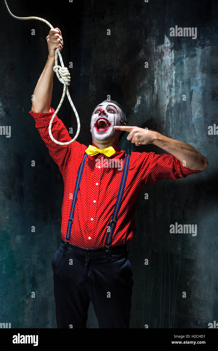 Le clown effrayant et corde pour suspendre sur dack arrière-plan. Concept d'Halloween Banque D'Images