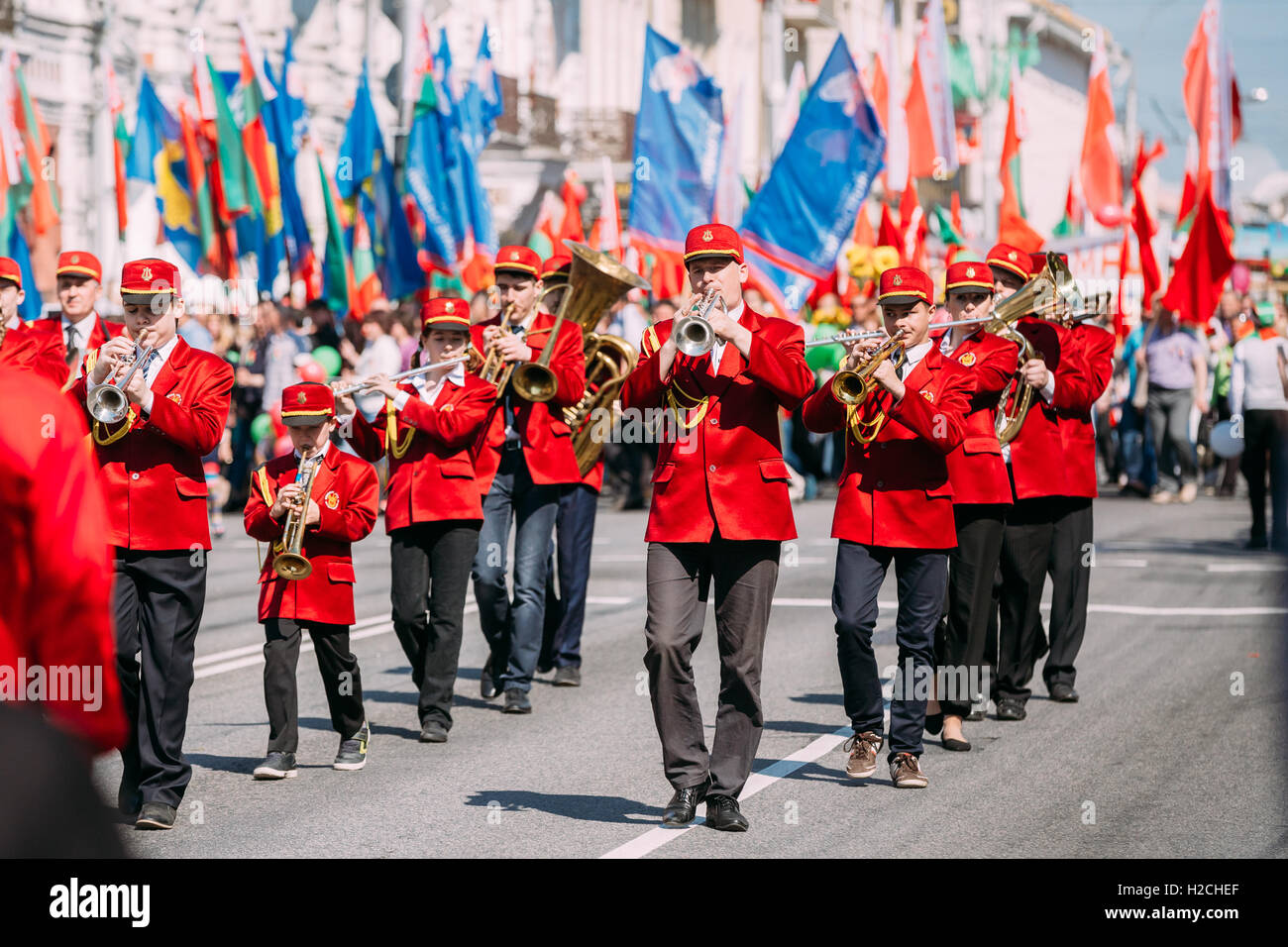 Gomel Belarus Homiel, célébration Fête de la Victoire, le 9 mai. Les musiciens de la Fanfare de la ville jouant les trompettes au Proc Mars Parade Banque D'Images