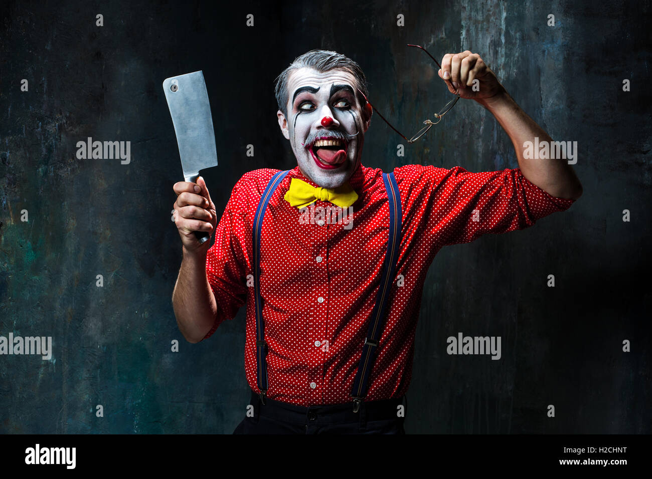 La scary clown tenant un couteau sur dack. Concept d'Halloween Banque D'Images