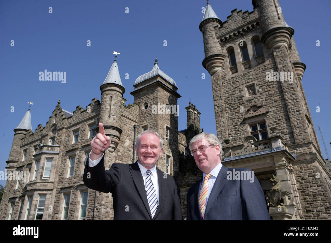 2011. Le Tánaiste (vice-Premier ministre irlandais Eamon Gilmore) est accueilli par l'Irlande du Nord Vice-premier ministre Martin McGuiness au château de Stormont, à Belfast, vendredi, Juin 3rd, 2011. Paulmcerlane.net Photo Banque D'Images