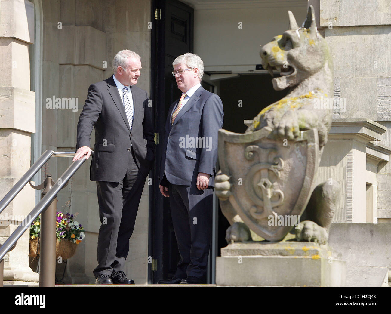 2011. Le Tánaiste (vice-Premier ministre irlandais Eamon Gilmore) parle de l'Irlande du Nord Vice-premier ministre Martin McGuiness au château de Stormont, à Belfast, vendredi, Juin 3rd, 2011. Paulmcerlane.net Photo Banque D'Images