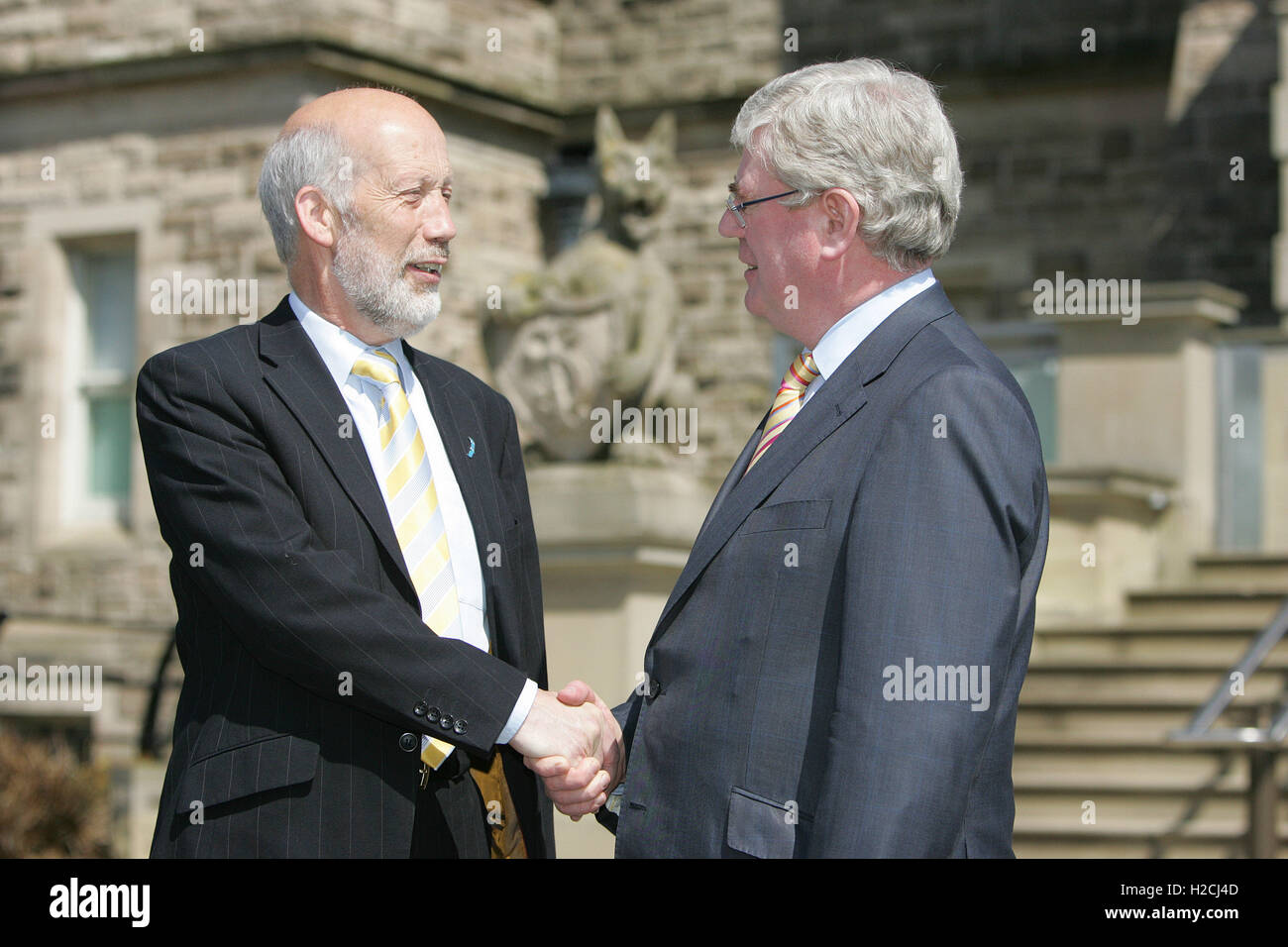 2011. Le Tánaiste (vice-Premier ministre irlandais Eamon Gilmore), serre la main avec le ministre de la Justice de l'Irlande du Nord David Ford au château de Stormont, à Belfast, vendredi, Juin 3rd, 2011. Paulmcerlane.net Photo Banque D'Images