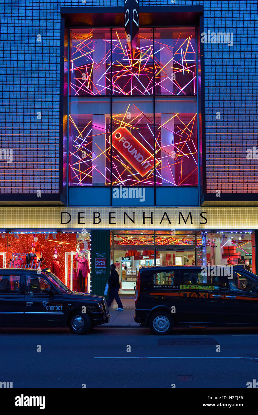 Des taxis à l'extérieur du grand magasin Debenhams, Oxford Street, London, United Kingdom Banque D'Images