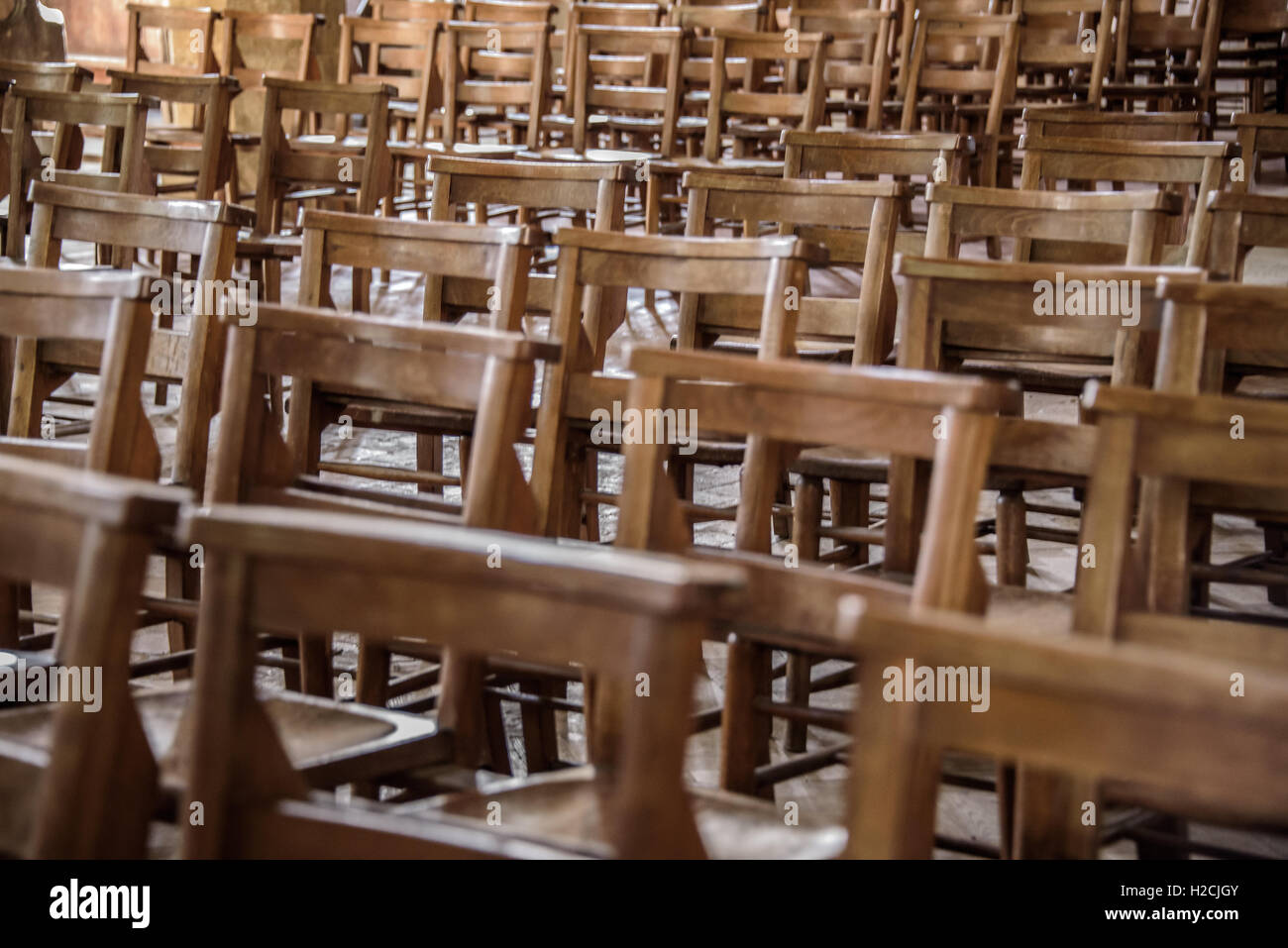 Chaises en bois vide dans une église / l'école en Angleterre Banque D'Images