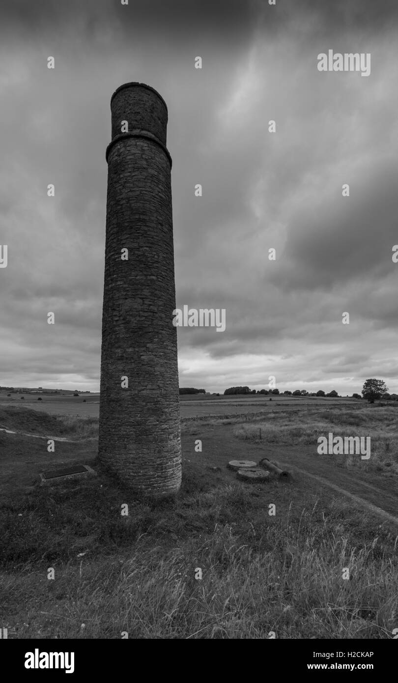 Une cheminée à une mine désaffectée, Magpie Mine, dans le Peak District Banque D'Images