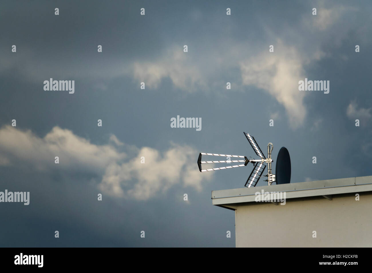 Chambre extérieur avec antenne sur le toit et nuages dans le ciel avec l'exemplaire de l'espace. Banque D'Images