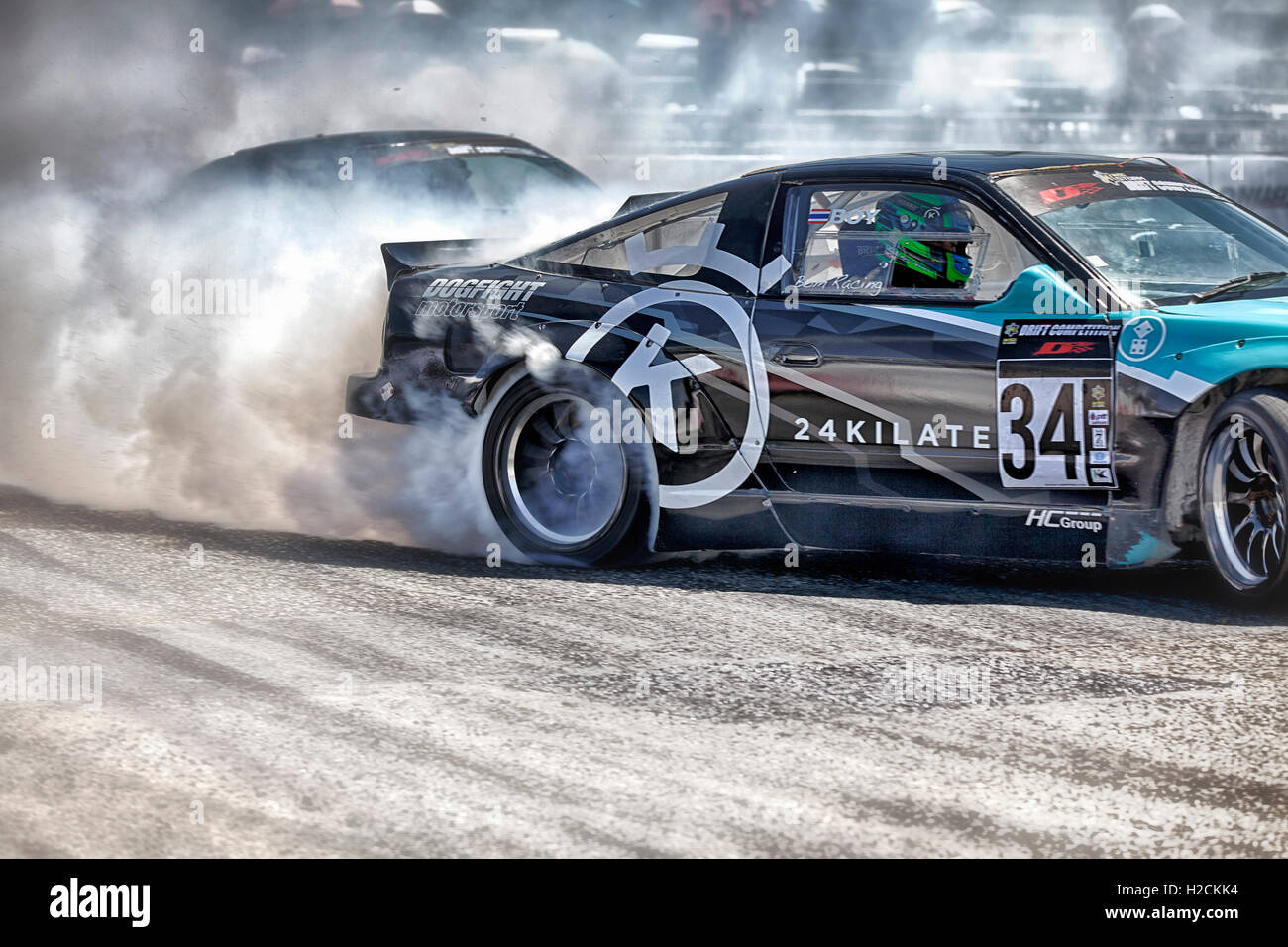 La dérive de l'action d'une course automobile avec des pneus de fumer. S. E. Asia Pattaya Thaïlande Banque D'Images