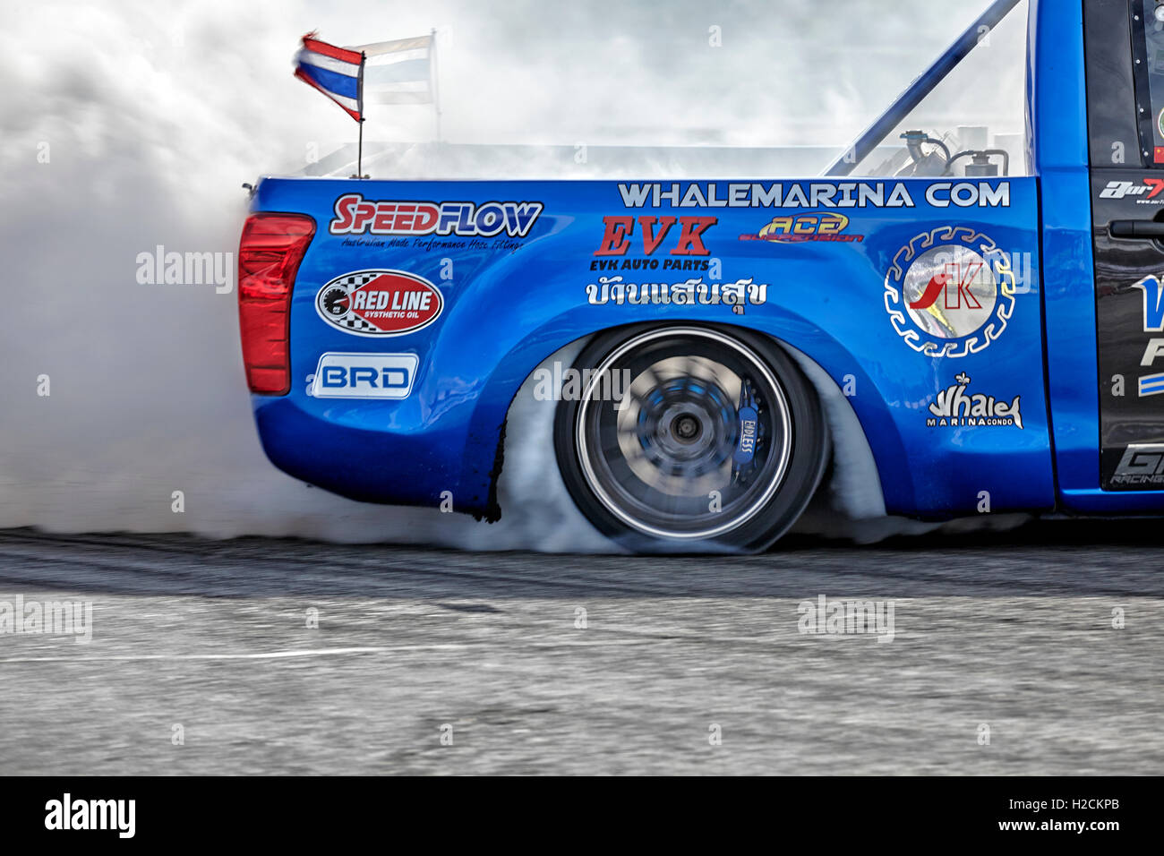 La dérive de l'action d'une course automobile avec des pneus de fumer. S. E. Asia Pattaya Thaïlande Banque D'Images