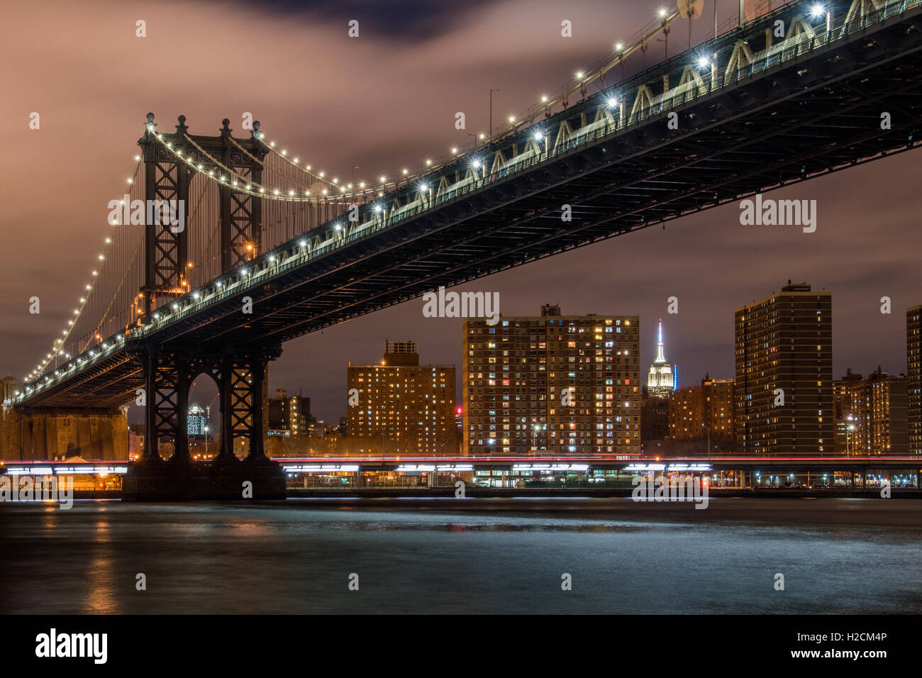 Le Manhattan Bridge et Empire State Building vu du pont de Brooklyn Park Banque D'Images