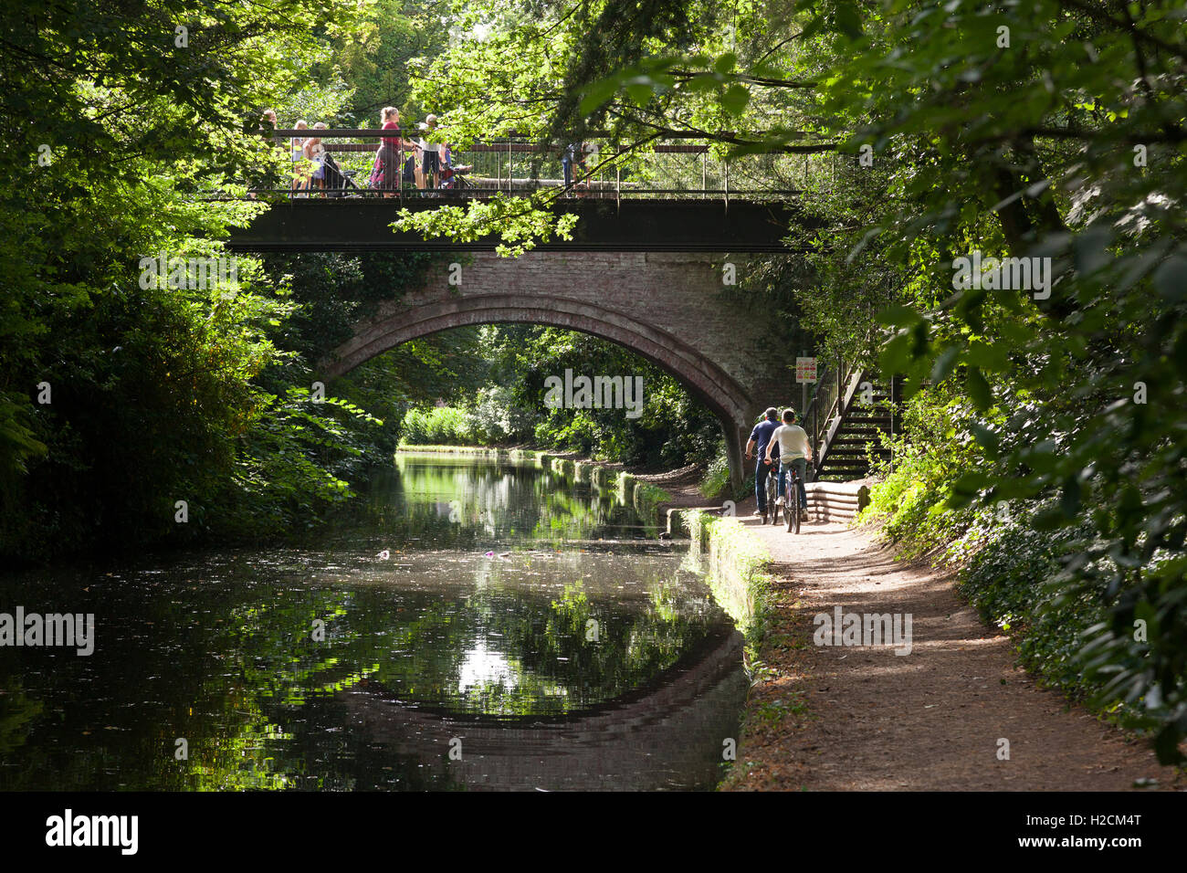 Les cyclistes sur le chemin de halage du canal de Bridgewater par Walton Hall Bridge, Cheshire Banque D'Images