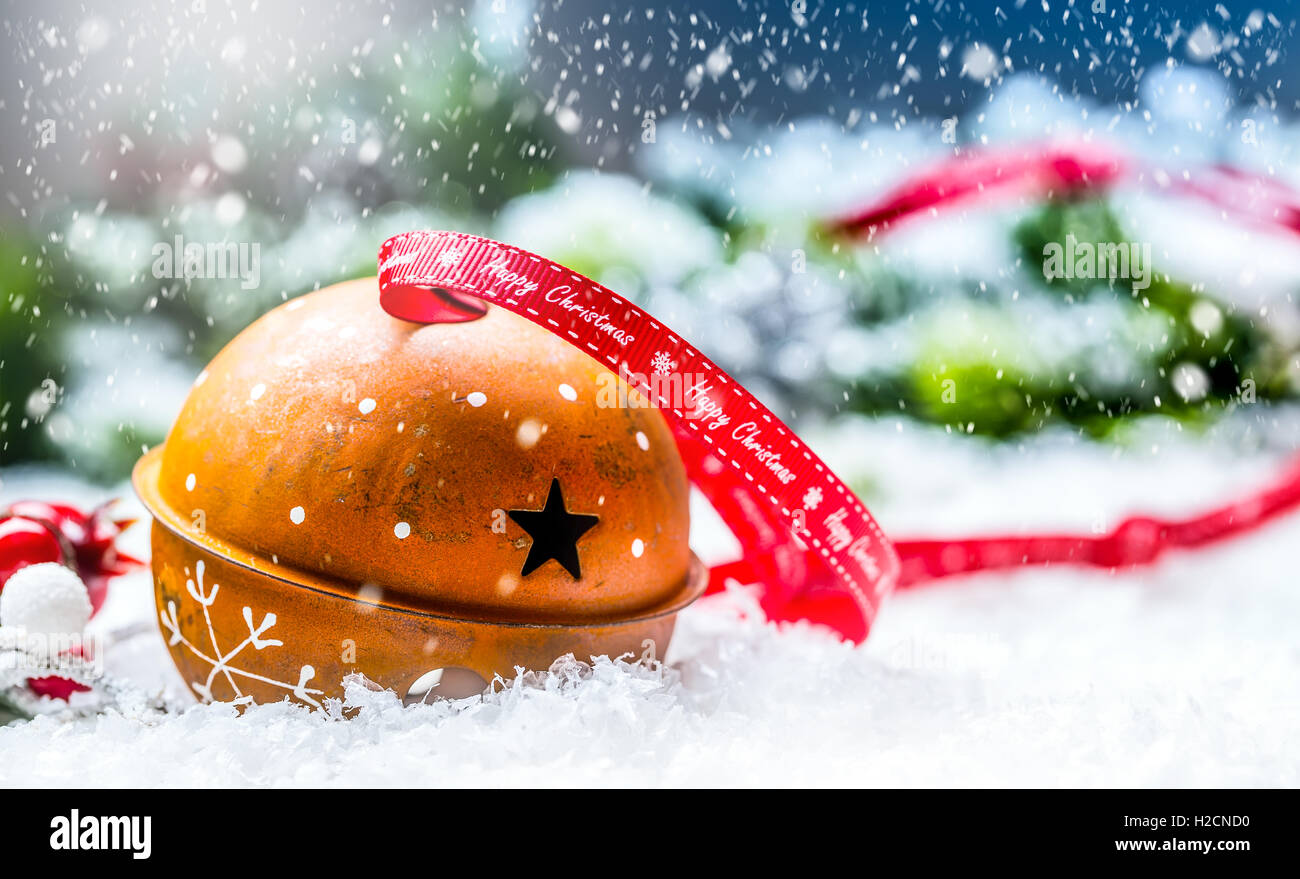 Boules de Noël Jingle bells. Ruban rouge avec texte Joyeux Noël. Résumé fond neigeux et de décoration. Banque D'Images