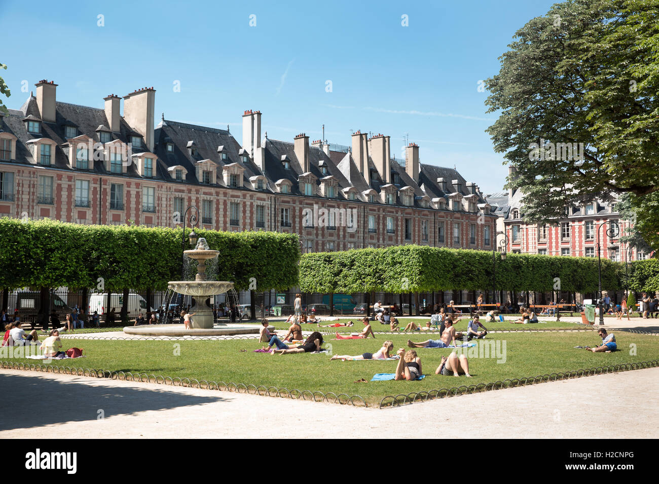 La Place des Vosges dans le quartier du Marais à Paris, France Banque D'Images