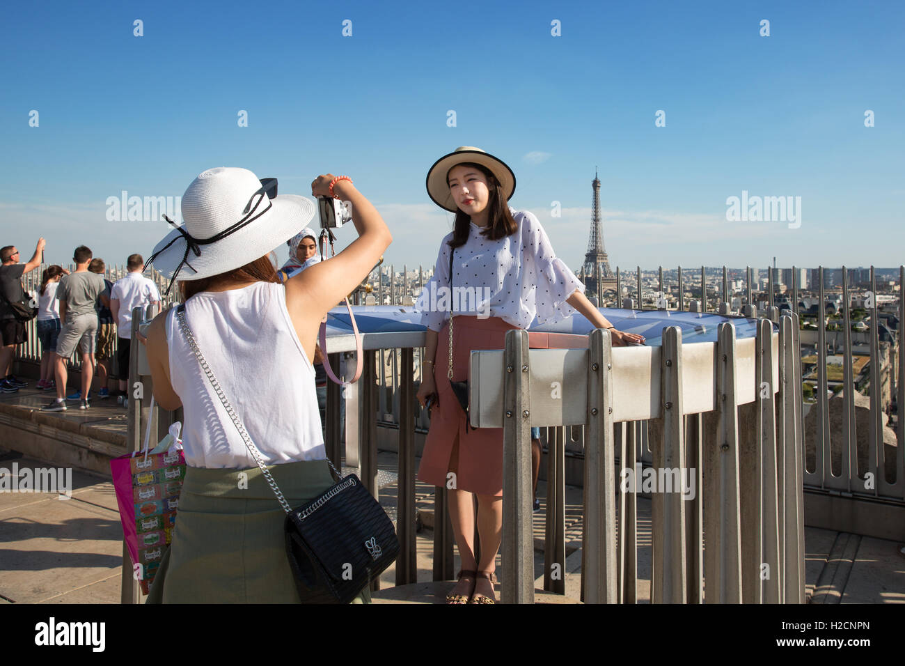 Les touristes en tenant l'selfies sur le dessus de l'Arc de Triomphe, Paris, France Banque D'Images