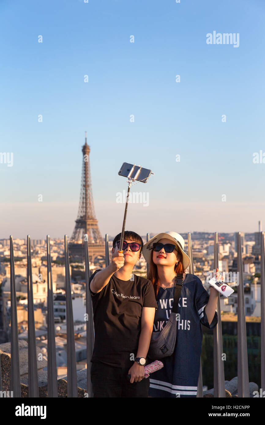 Les touristes en tenant l'selfies sur le dessus de l'Arc de Triomphe, Paris, France Banque D'Images