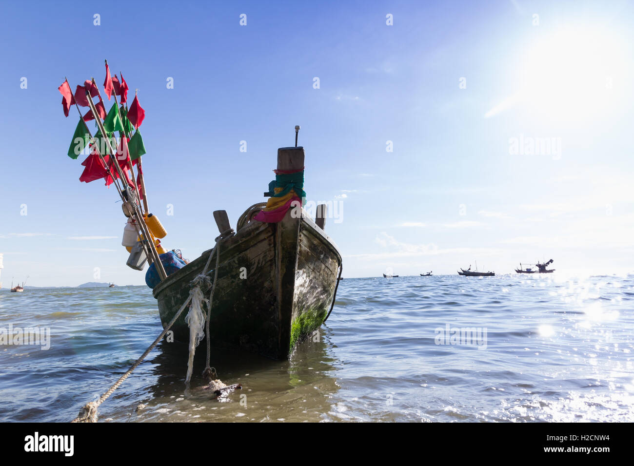 Bateau de pêche sur la mer avec coucher du soleil Banque D'Images