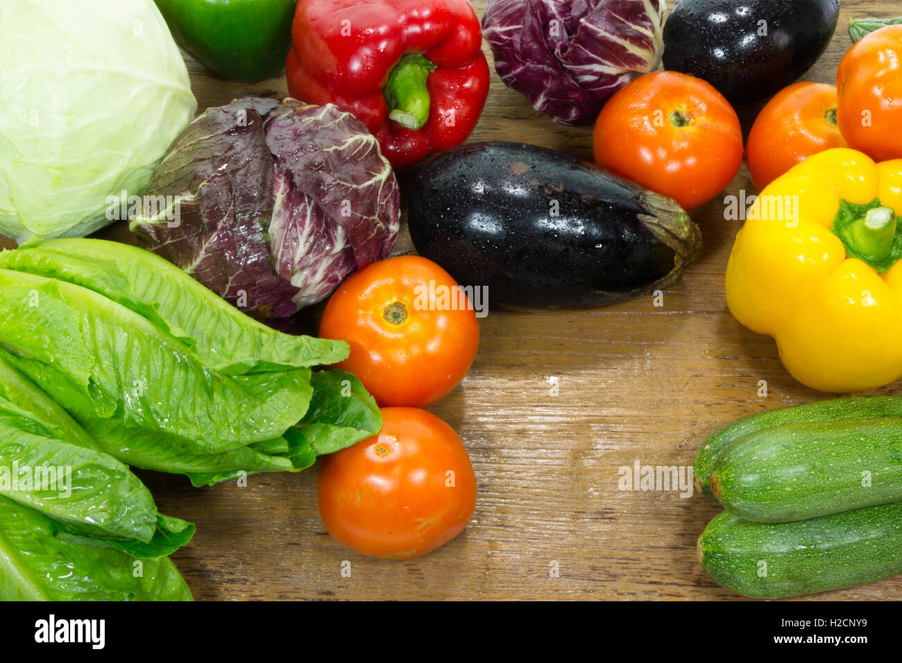 Composition de légumes frais sur bois Banque D'Images