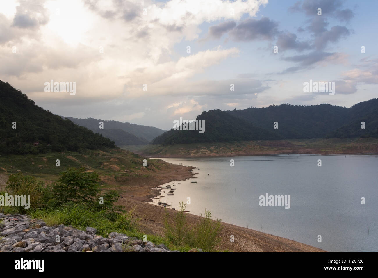 Vue de paysage à Kun Dan Prakarnchon Dam Thaïlande en saison sèche Banque D'Images