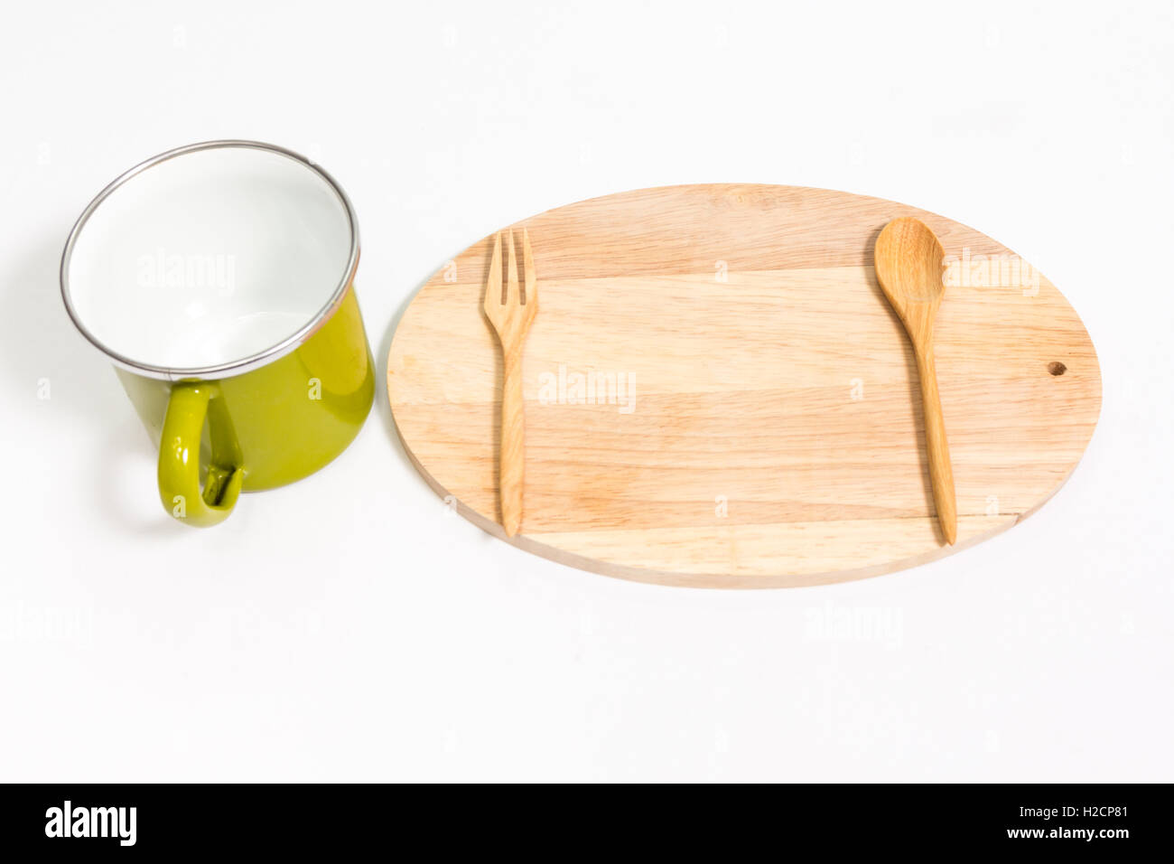 Tiffin vide avec une cuillère de bois sur bois de fourche isolé sur un fond Banque D'Images