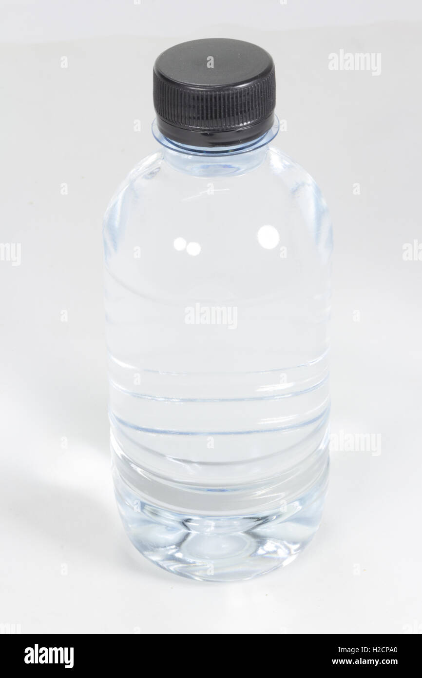 Petite bouteille d'eau en plastique transparent Banque D'Images