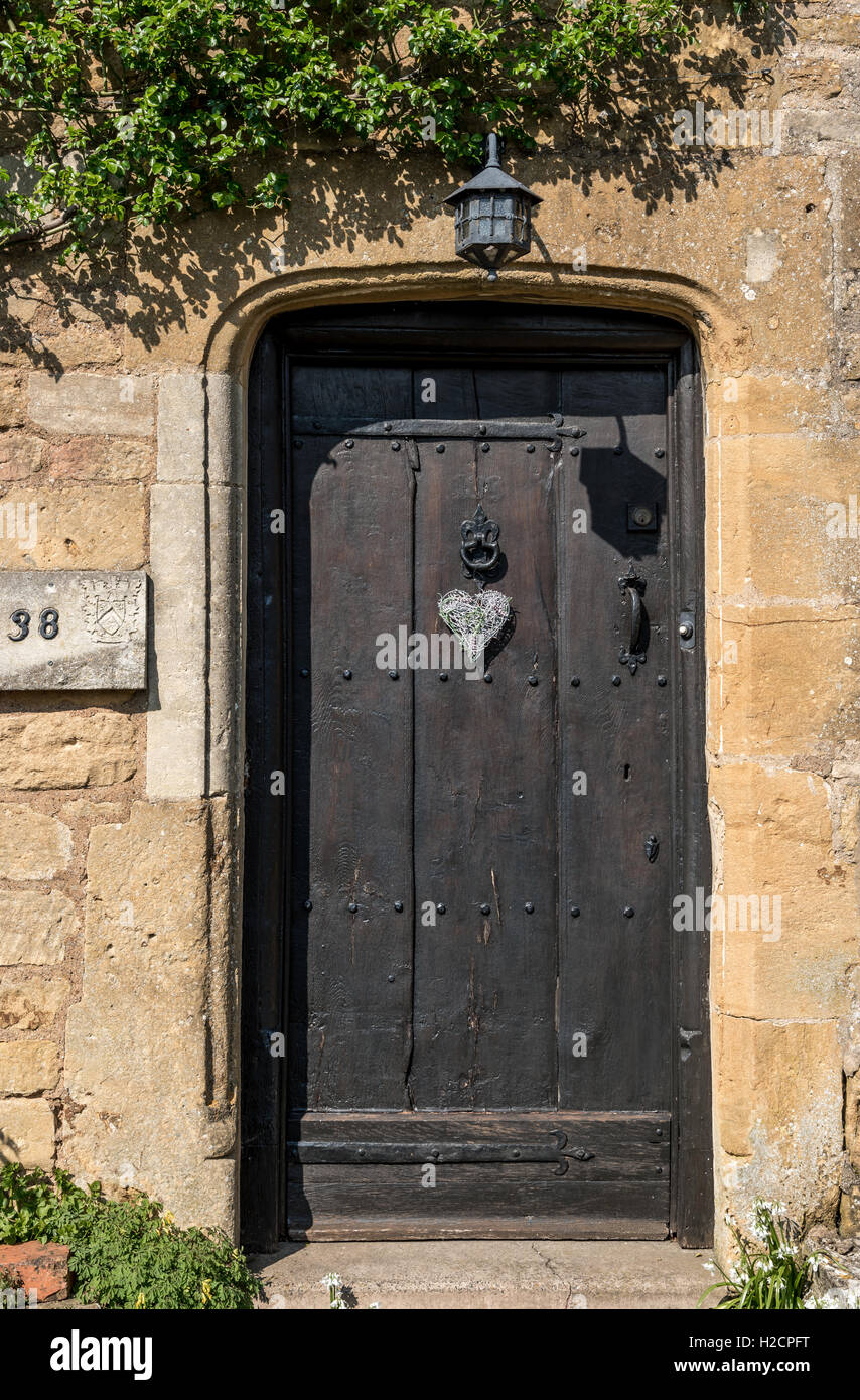 Porte de Cotswold cottage en pierre avec porte en bois ancien Banque D'Images