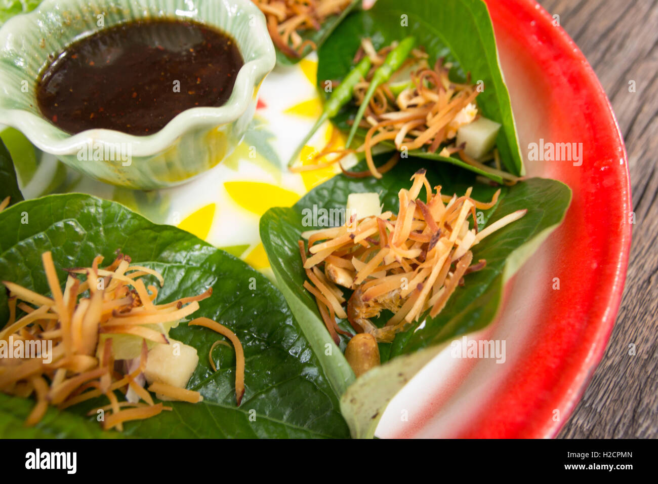 Miang Kum (Leaf-Wrapped des bouchées apéritif) thai food Banque D'Images