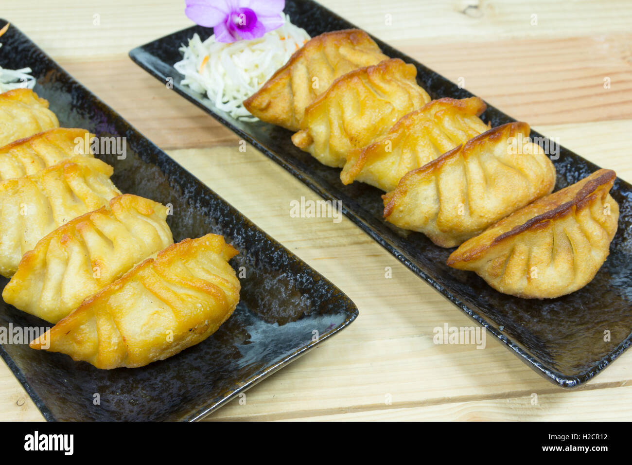 Fried dumpling chinois sur la plaque Banque D'Images