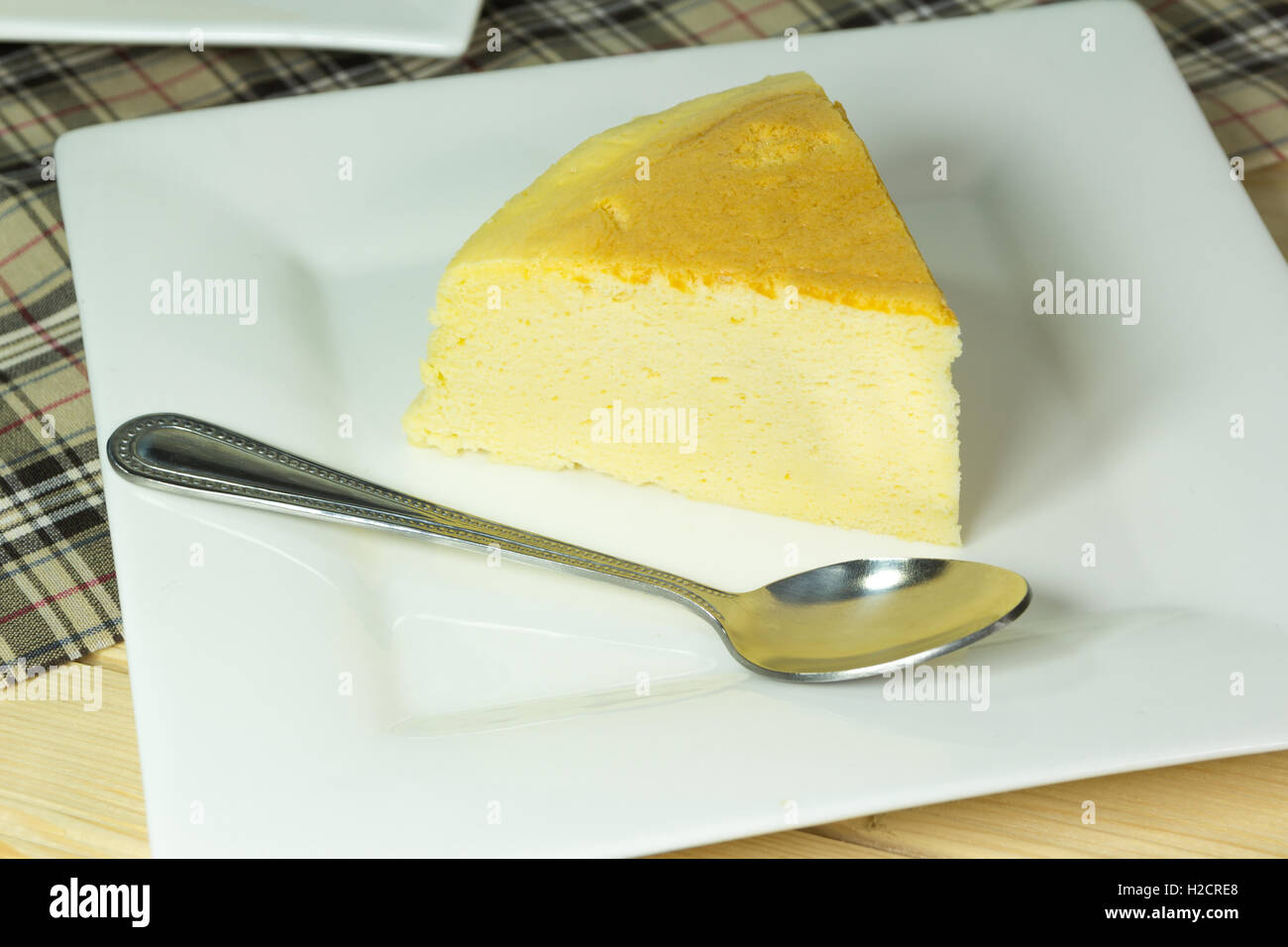 Cheesecake coton on white plate Banque D'Images