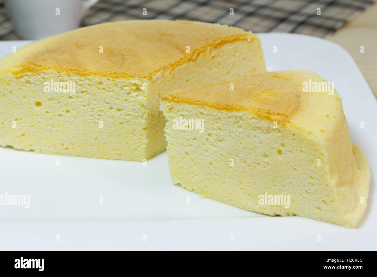 Cheesecake coton on white plate Banque D'Images