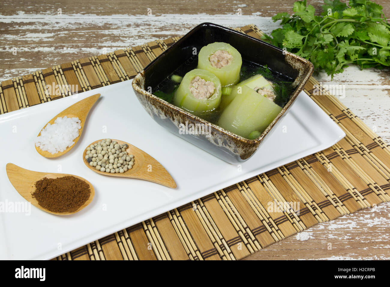 Soupe claire avec le concombre et le porc, la nourriture thaïe Banque D'Images