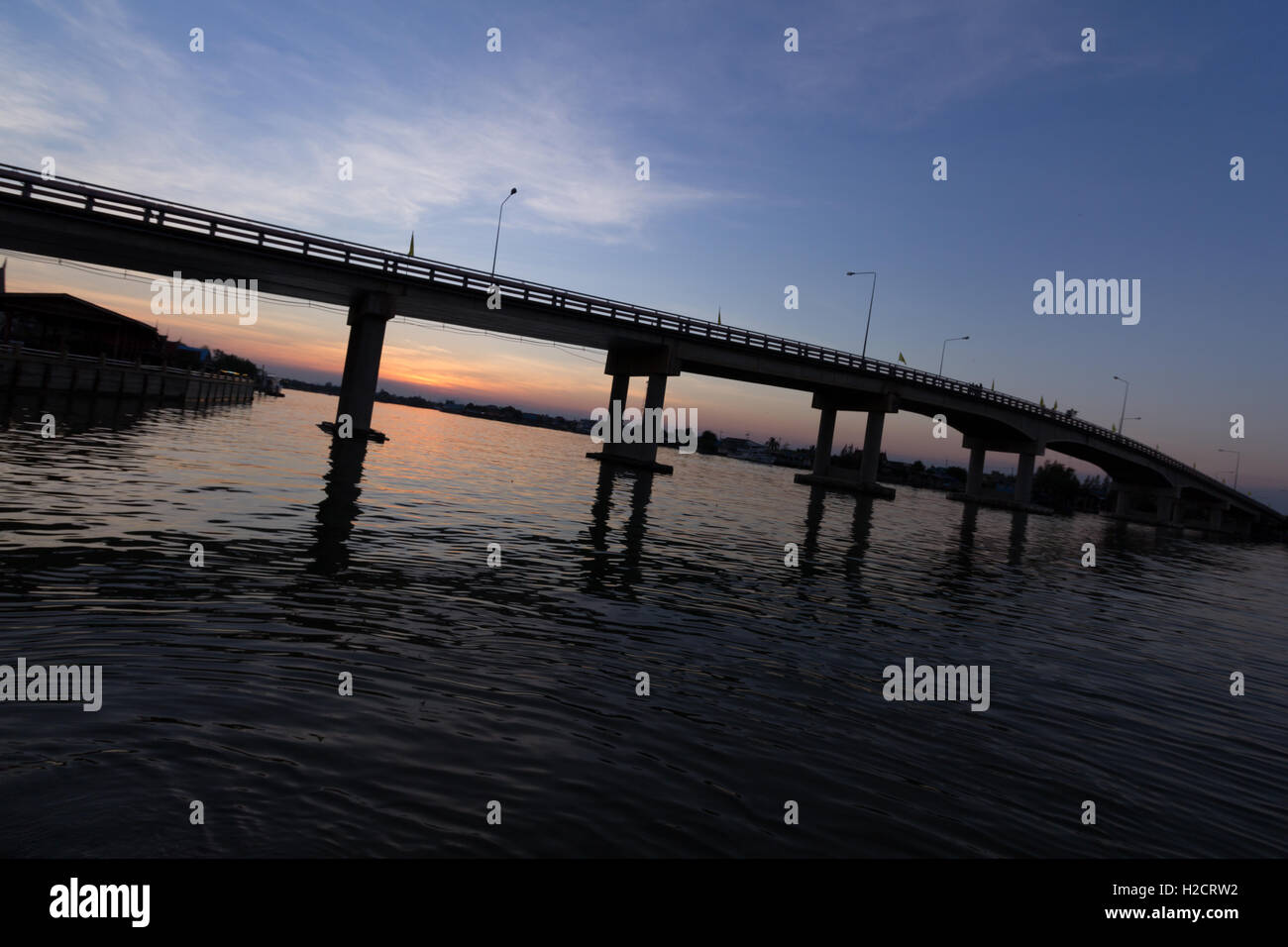Coucher de soleil dans la silhouette de la mer et de la jetée du pont Banque D'Images