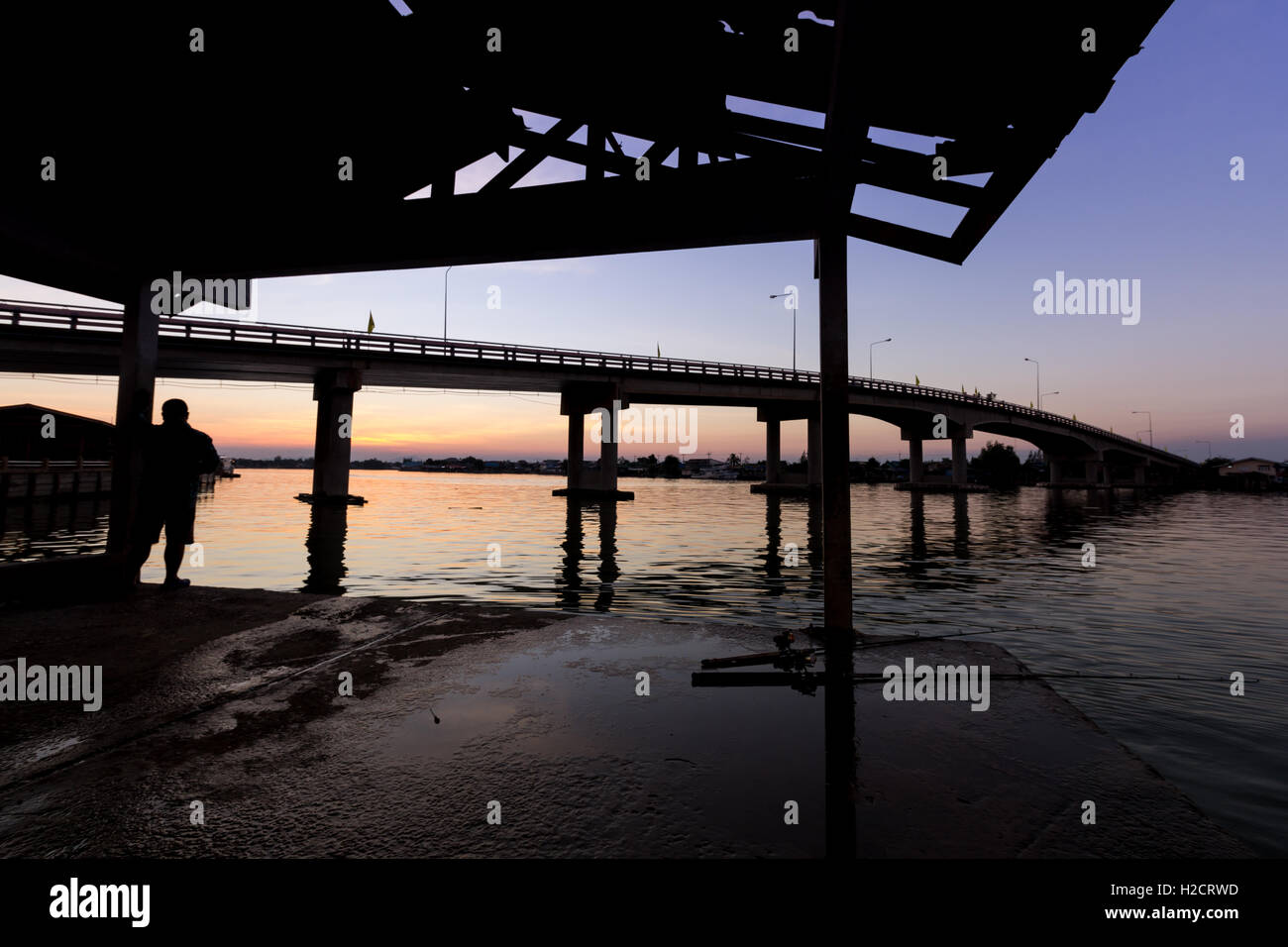 Coucher de soleil dans la silhouette de la mer et de la jetée du pont Banque D'Images