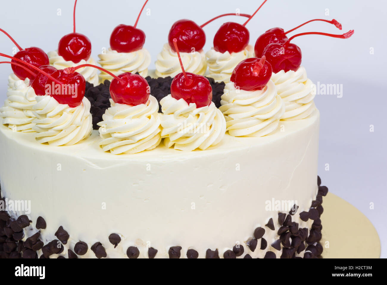 Gâteau Forêt Noire sur la plaque de papier d'or Banque D'Images