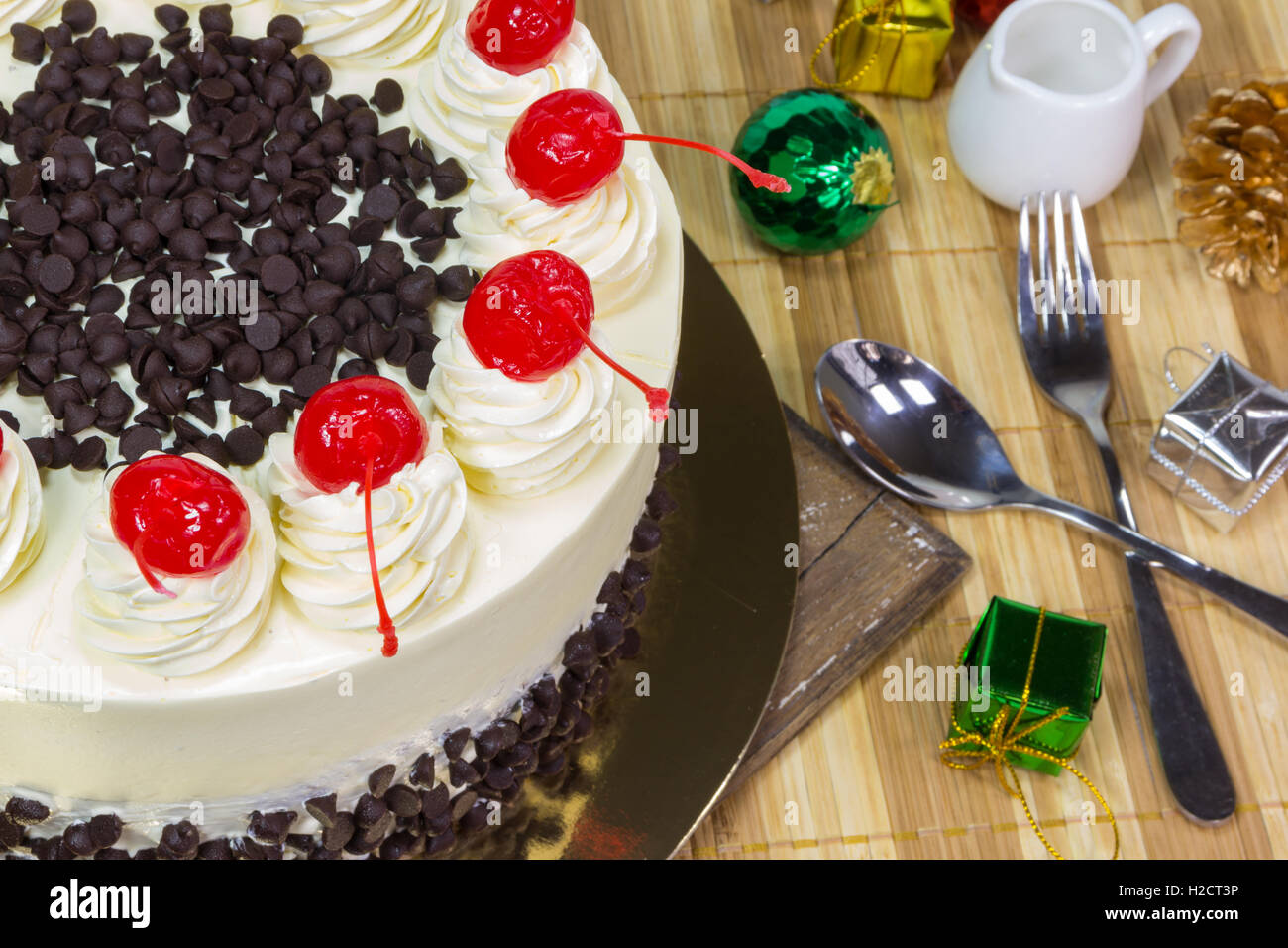 Gâteau Forêt Noire sur la plaque de papier d'or Banque D'Images