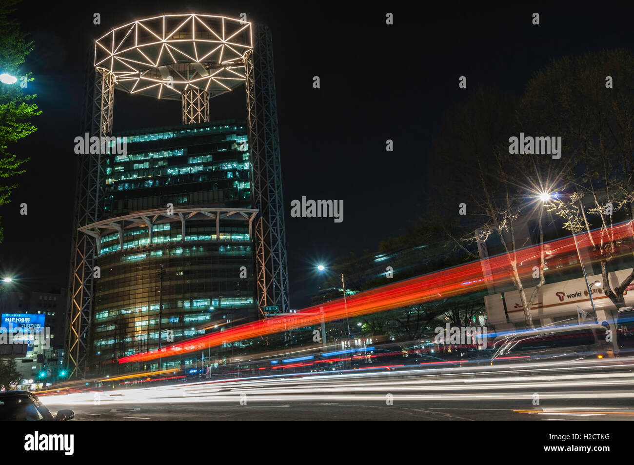 Motion blue de trafic passant Jongno Tower at night, Jongno-gu, Seoul, Corée du Sud Banque D'Images