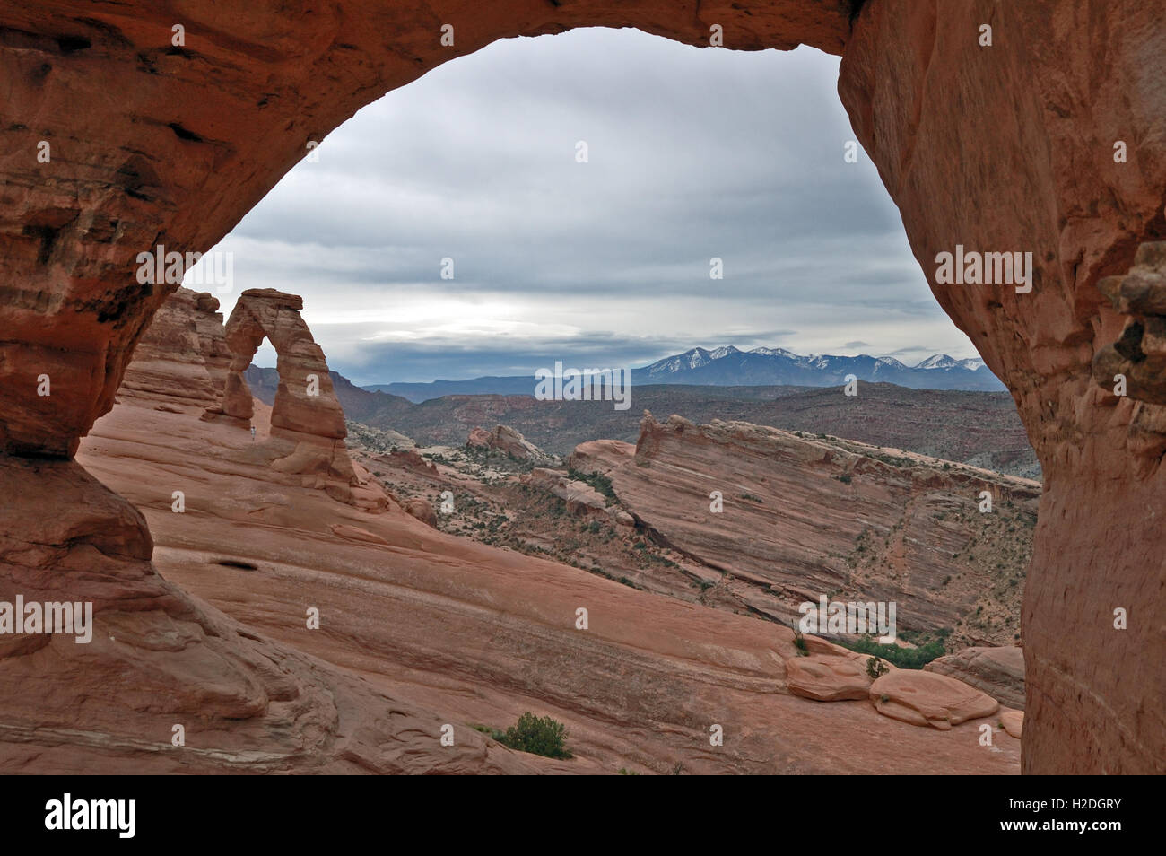 Delicate Arch et Montagnes La Sal encadré par un autre arch. Banque D'Images
