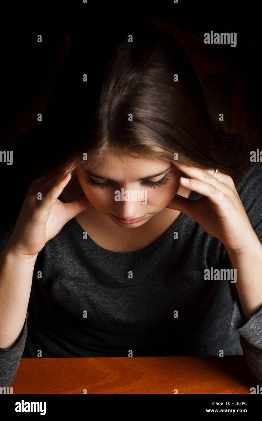 Fille avec un mal de tête ou déprimé Banque D'Images