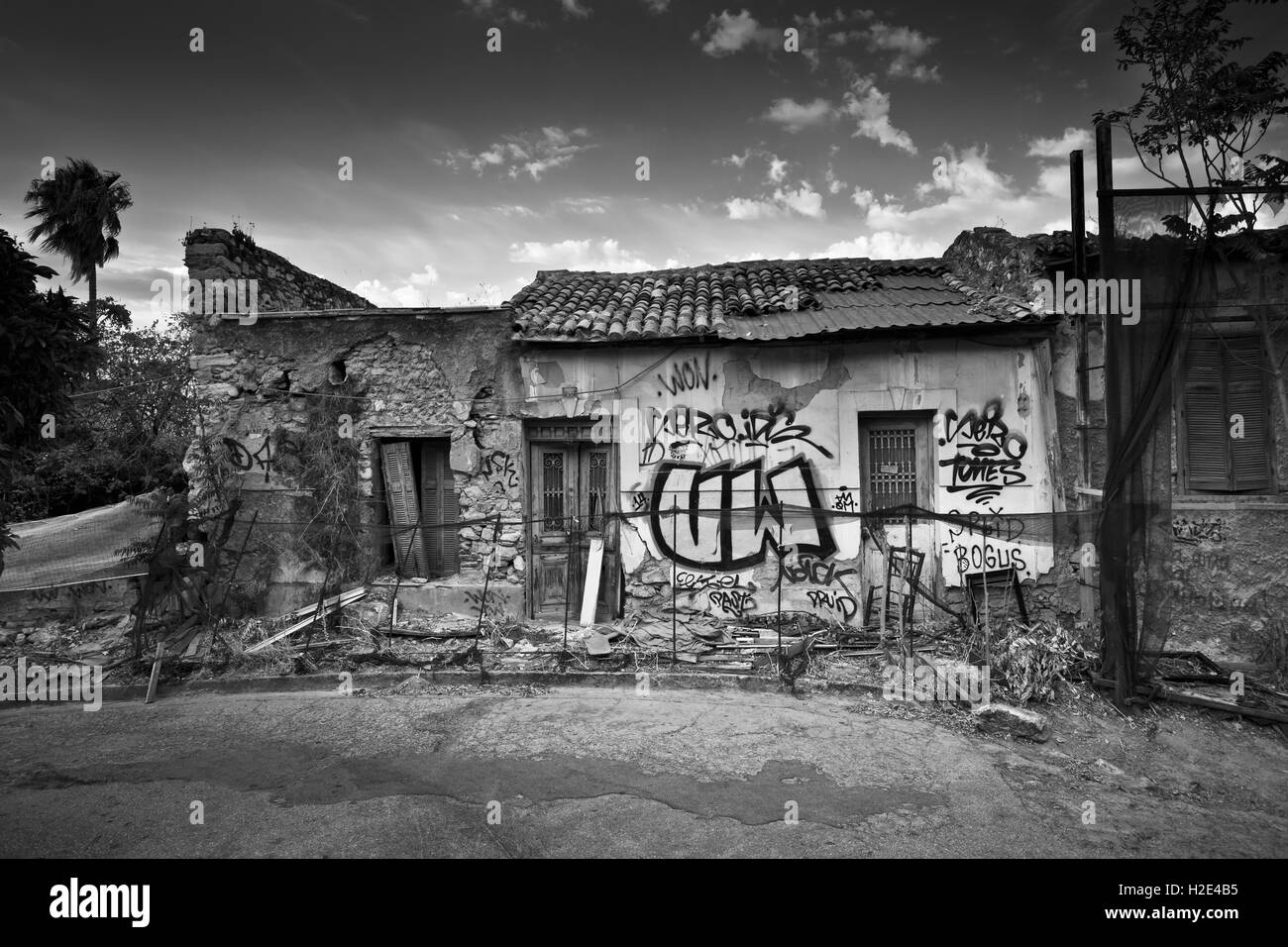 Des bâtiments abandonnés dans la vieille ville d'Athènes. Banque D'Images