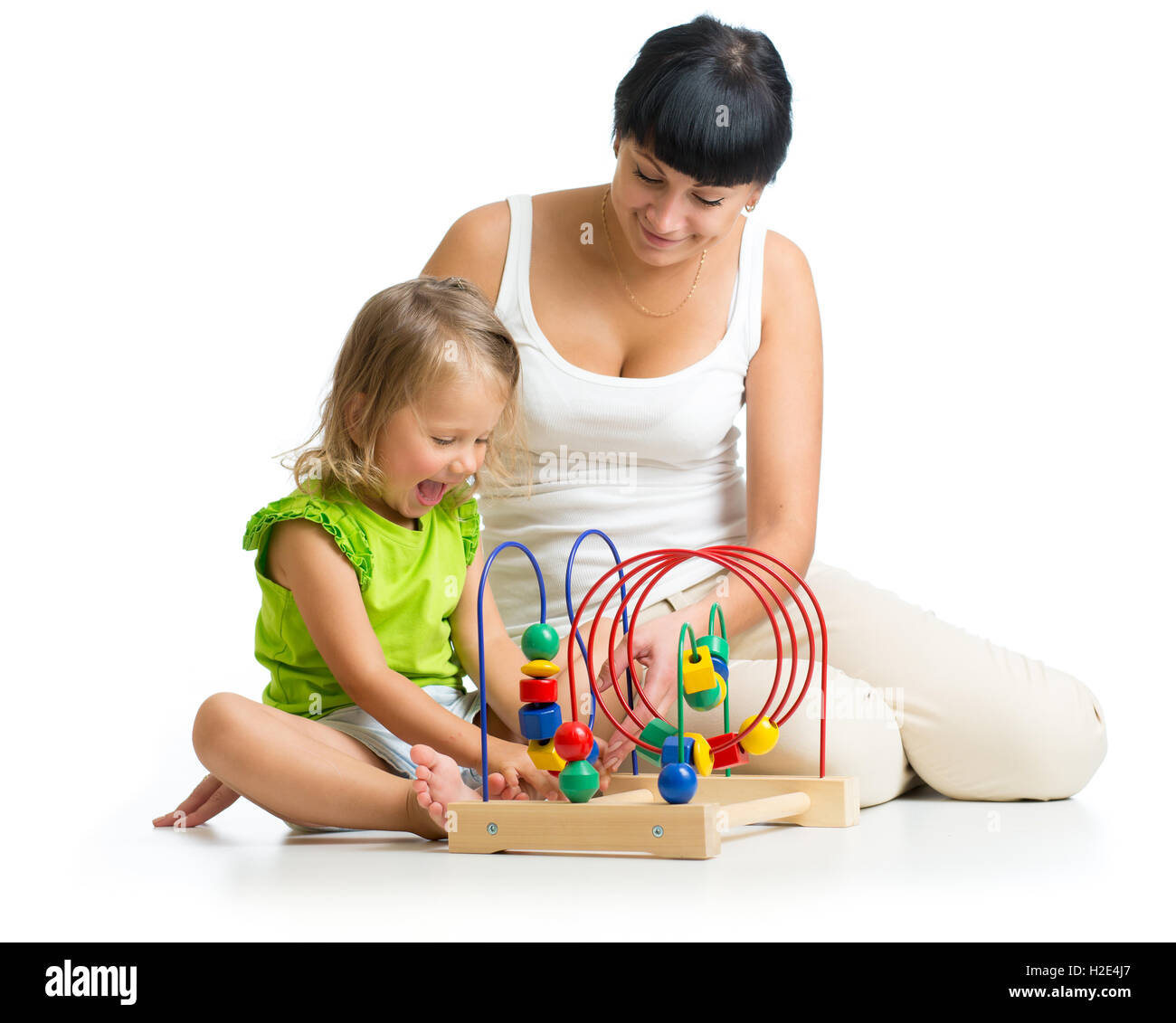 Mère et enfant jouant avec jouet éducatif isolé Banque D'Images