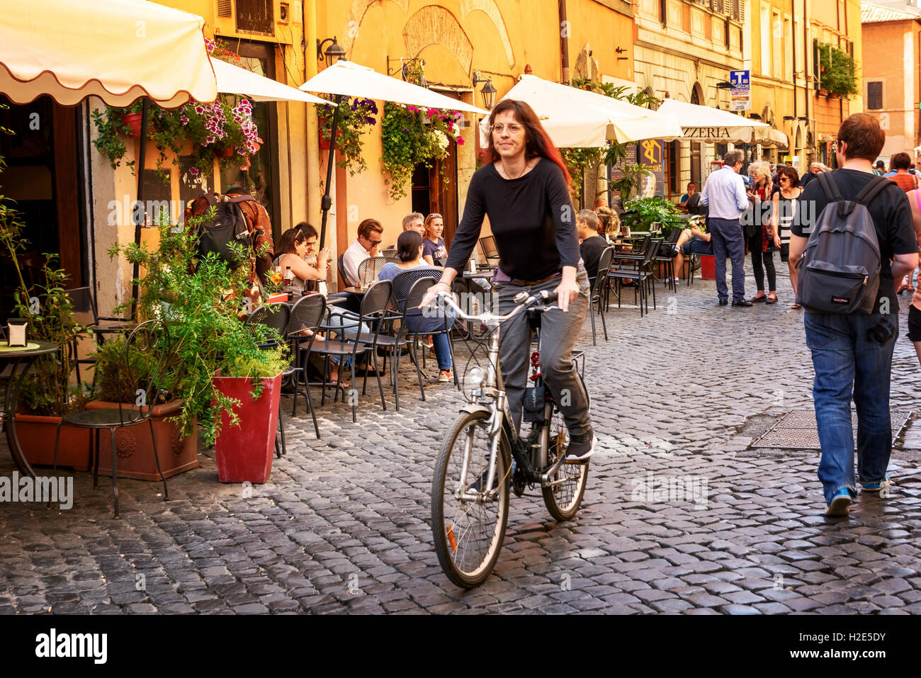 Rome, Italie - 27 mai 2016 : les gens et la femme sur un vélo dans les rues de la célèbre et traditionnelle du Trastevere Roma Banque D'Images