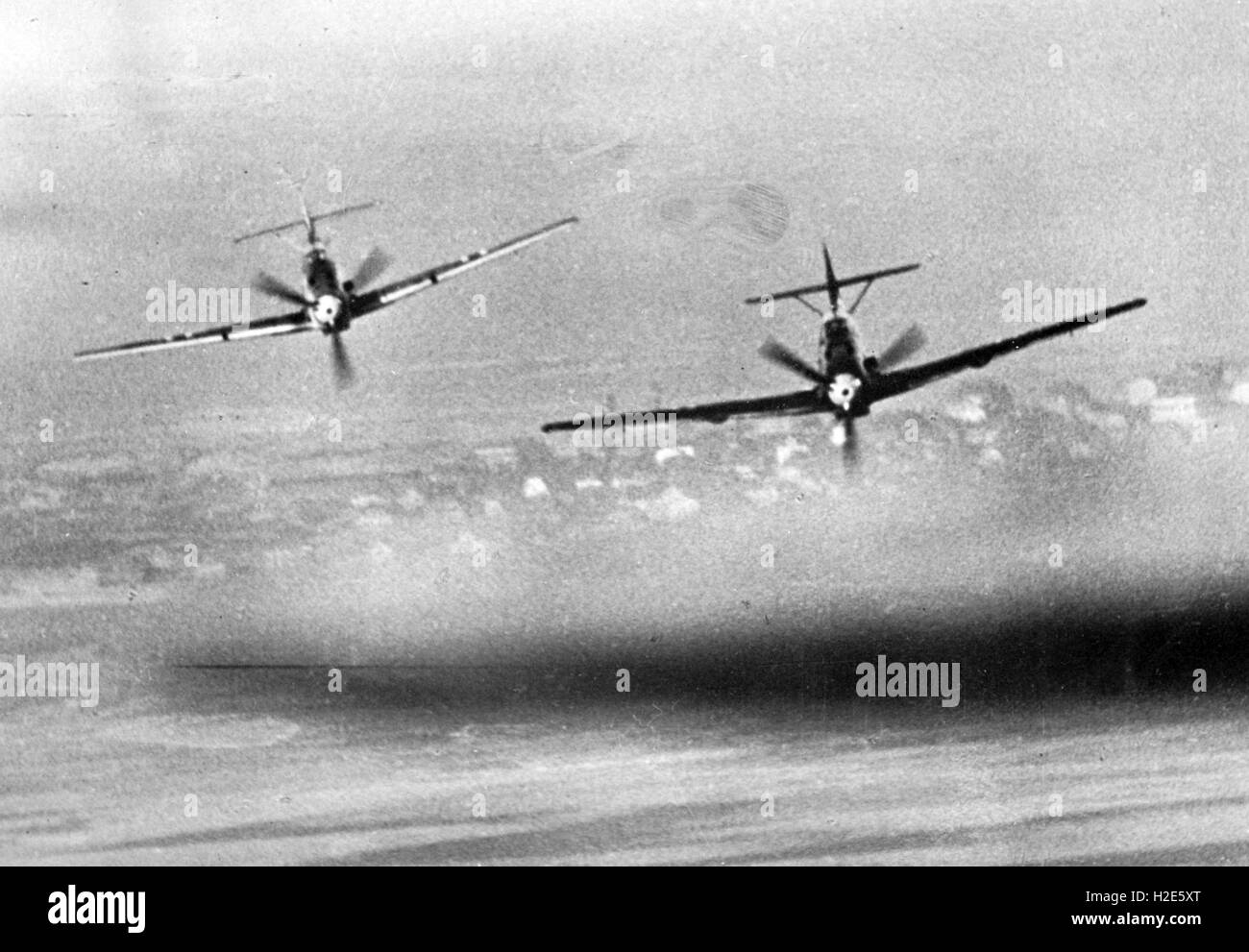 L'image de propagande nazie dépeint deux avions de chasse (type: Messerschmitt BF 109, communément appelé me 109) de la Wehrmacht allemande. La photo a été publiée en décembre 1939. Fotoarchiv für Zeitgeschichte - PAS DE SERVICE DE FIL - | utilisation dans le monde entier Banque D'Images